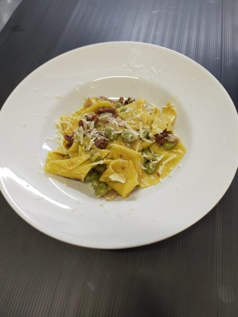 Galleria foto 'Maltagliati con fave, pancetta e pomodorini secchi' - foto 2