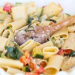 Paccheri con pesto di zucchine, speck e noci