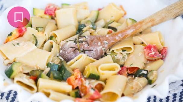 Paccheri con pesto di zucchine, speck e noci