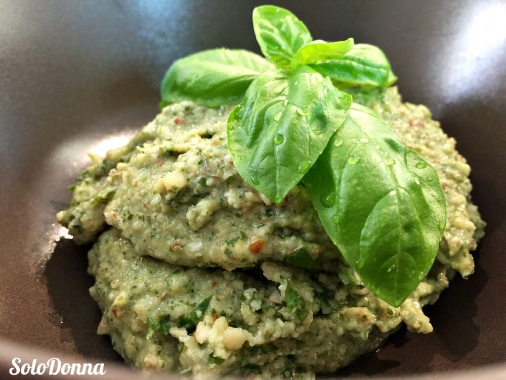 Galleria foto 'Pesto ricetta light con pomodorini e capperi' - foto 2