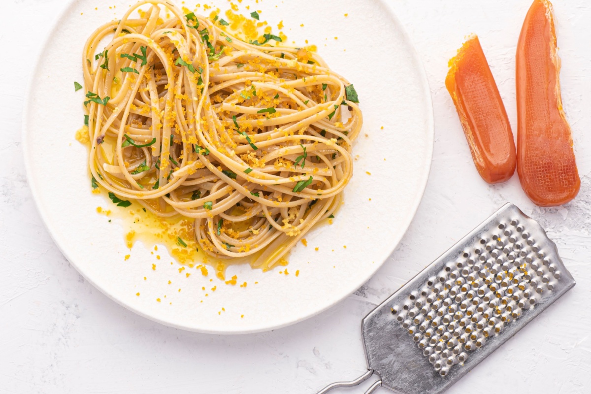 Spaghetti con bottarga e briciole