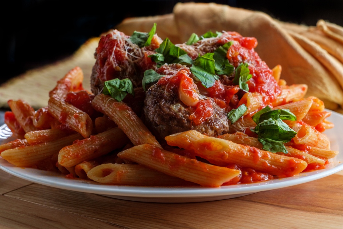 Pasta al sugo di carni rosse