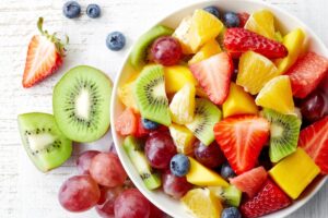 Insalata leggera con la frutta