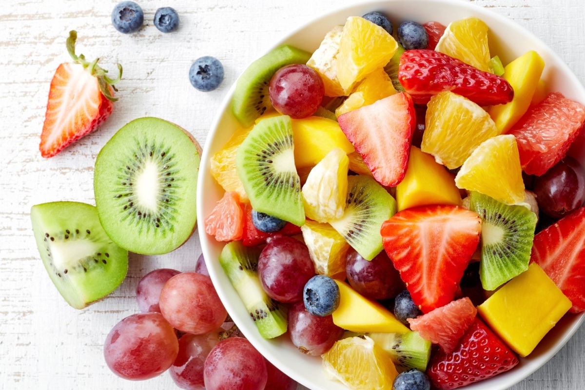 Insalata leggera con la frutta