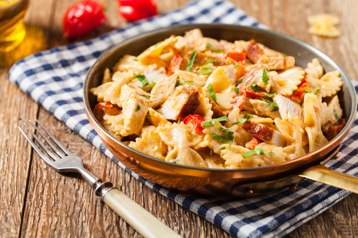 Pasta con pollo e zucchine