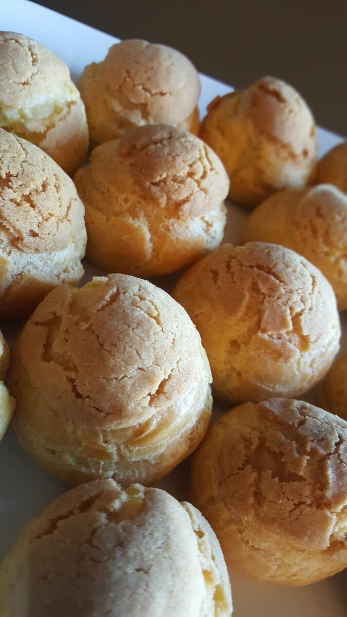 Bignè alla Crema (Ripieni di Crema Pasticcera)