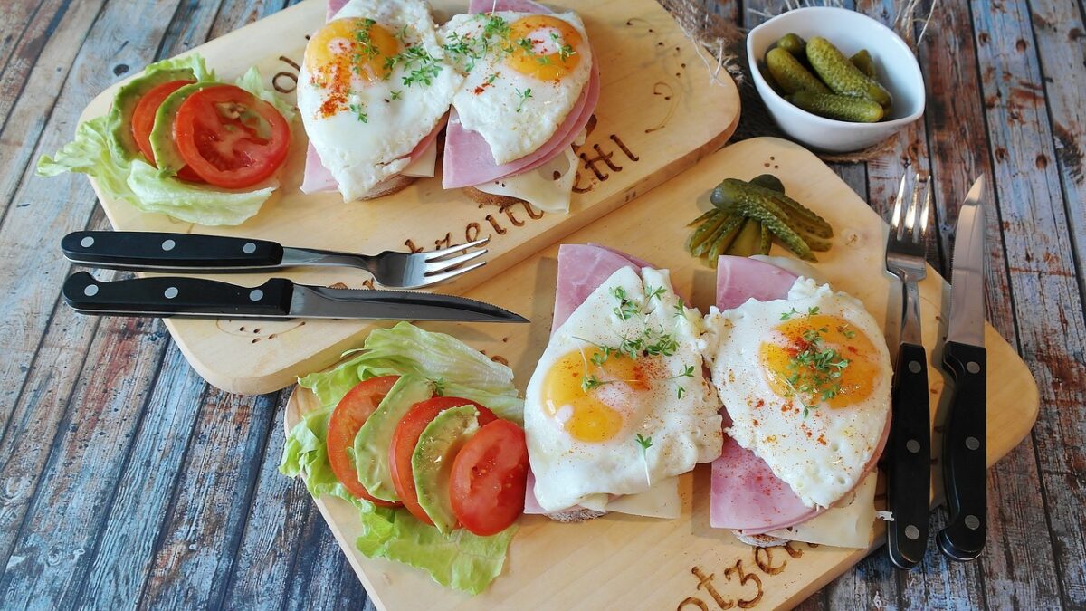 Frittata di Uova o Uovo Strapazzato con Formaggio e Prosciutto Cotto o Pancetta