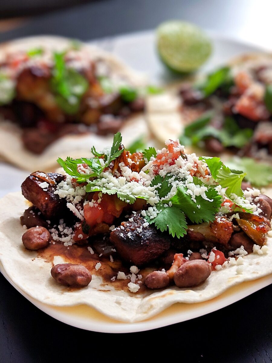 Tostada o Taco con Insalata, Manzo, Fagioli e Formaggio in Tortilla di Farina Fritta