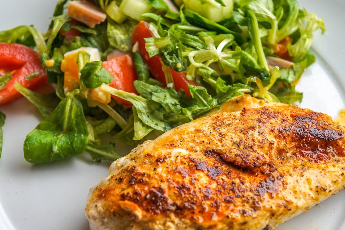 Insalata Mista di Pollo o Tacchino (Pollo e/o Tacchino, Verdure diverse da Pomodori e Carote)