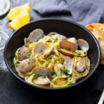 Spaghetti alle vongole: Il mare in tavola