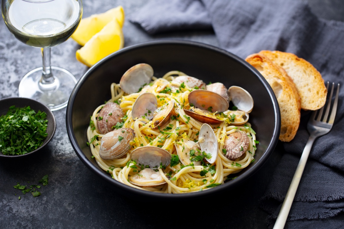 Spaghetti alle vongole: Il mare in tavola