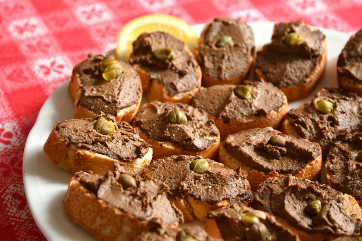 Crostini neri toscani: la ricetta originale e i segreti del piatto