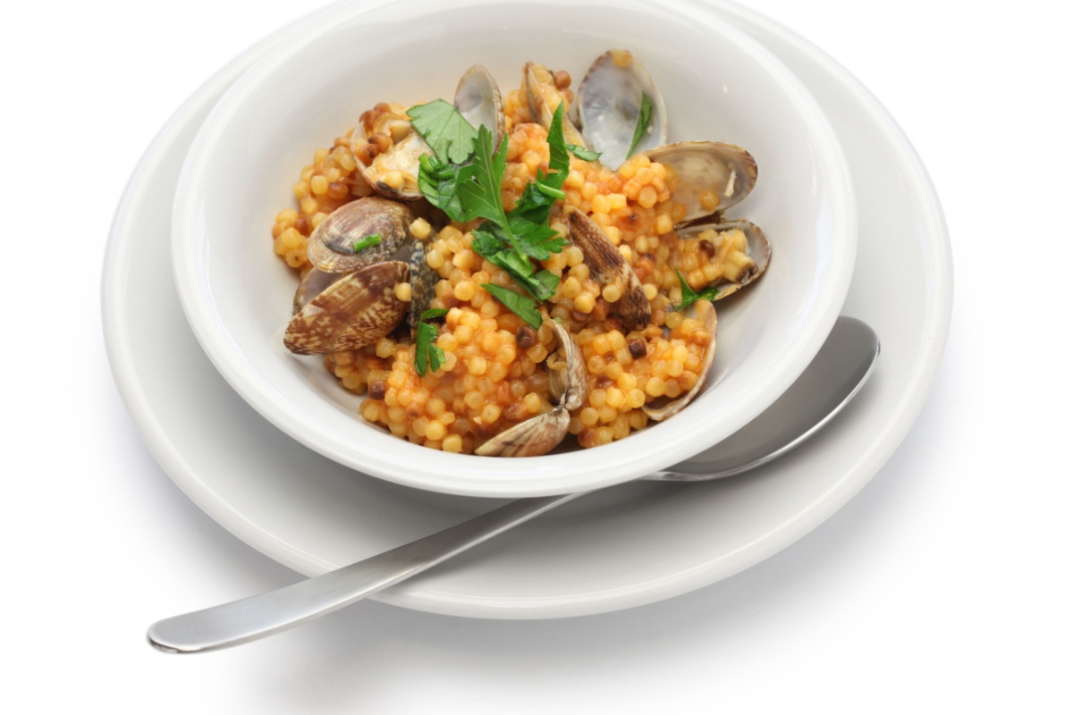 Fregola con Arselle: il primo piatto sardo dal sapore di mare Fregola con Arselle: il primo piatto sardo dal sapore di mare