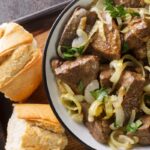 Fegato con cipolle stufate all’alloro